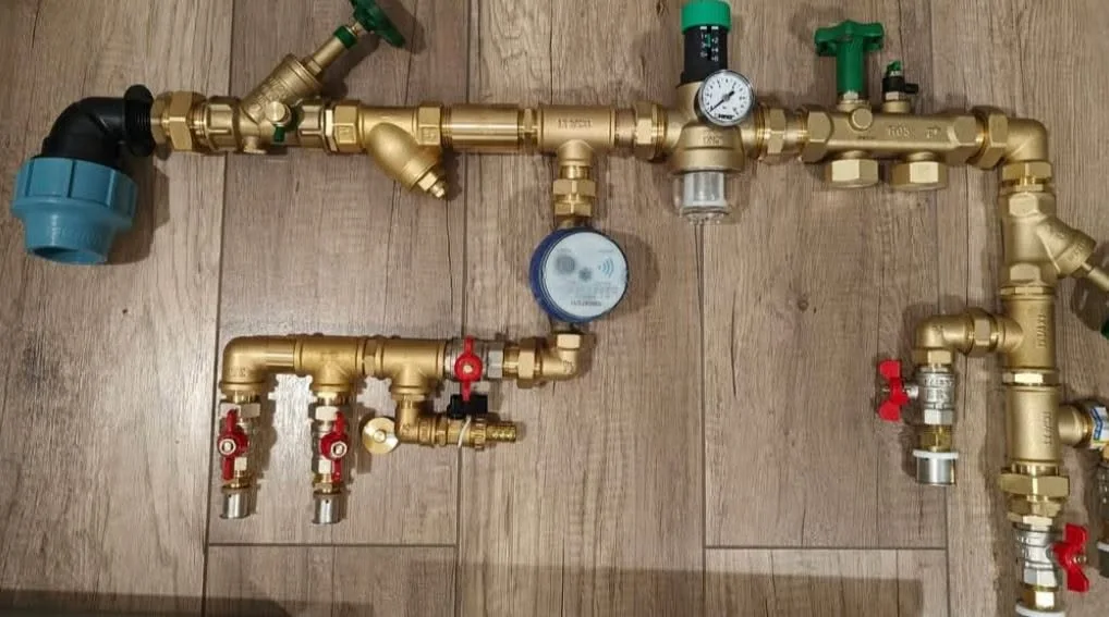 Mosiężna armatura, zawory i manometry instalacji wod-kan zmontowane przez ABA-KAN